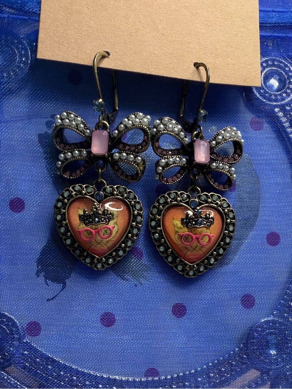 Kitschy Cat Wearing Glasses Crown Heart Cameo Bow Drop Earrings Pearl EUC